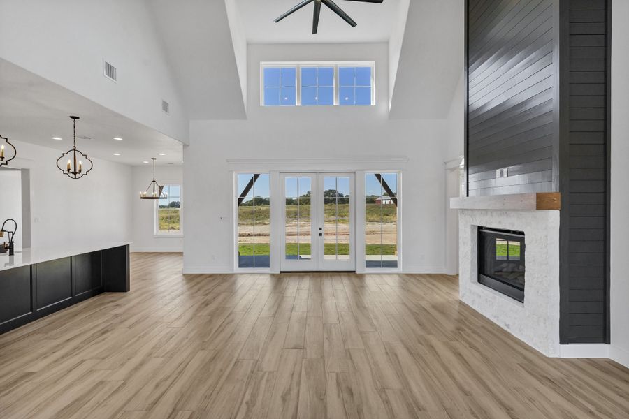 Spacious, unfurnished interior of a new home in Oak Water Ranch, Granbury (Image 23).