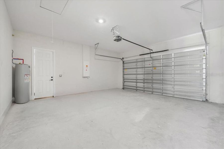 Spacious, unfurnished interior of a new home in , Lehigh Acres (Image 43).