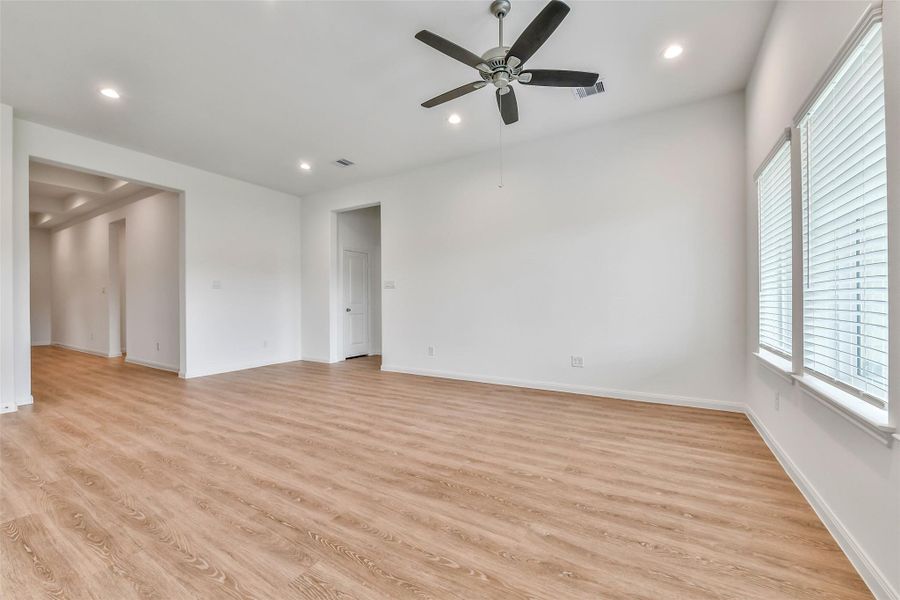 Spacious, unfurnished interior of a new home in King Oaks Village, Baytown (Image 20).