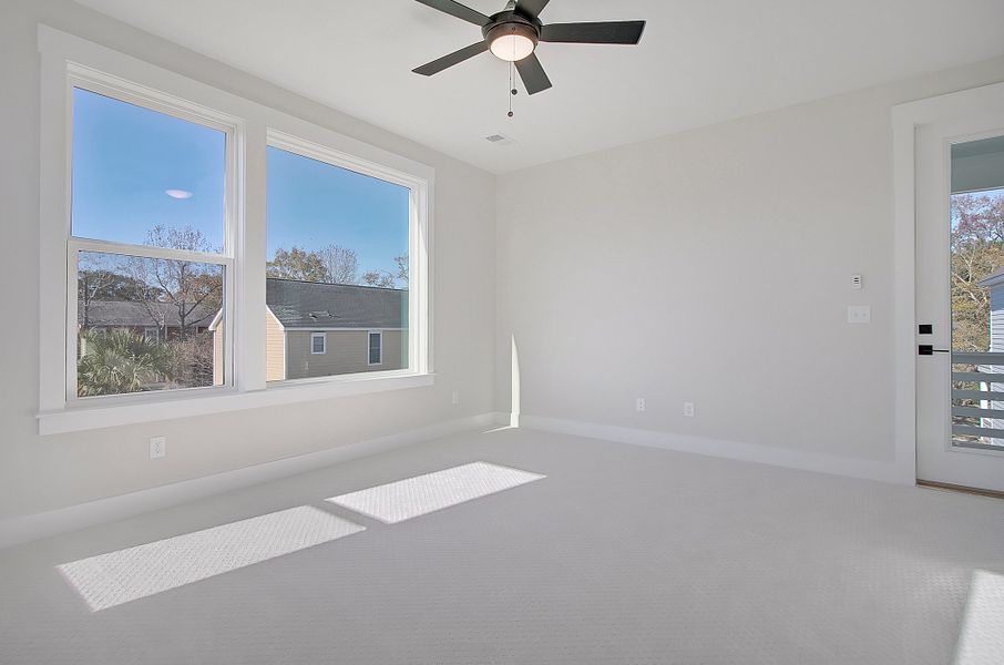 Spacious, unfurnished interior of a new home in Charleston Landing, North Myrtle Beach (Image 13).