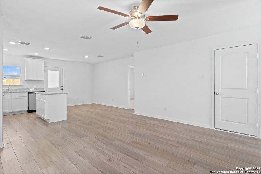 Spacious, unfurnished interior of a new home in Luckey Ranch, San Antonio (Image 11).