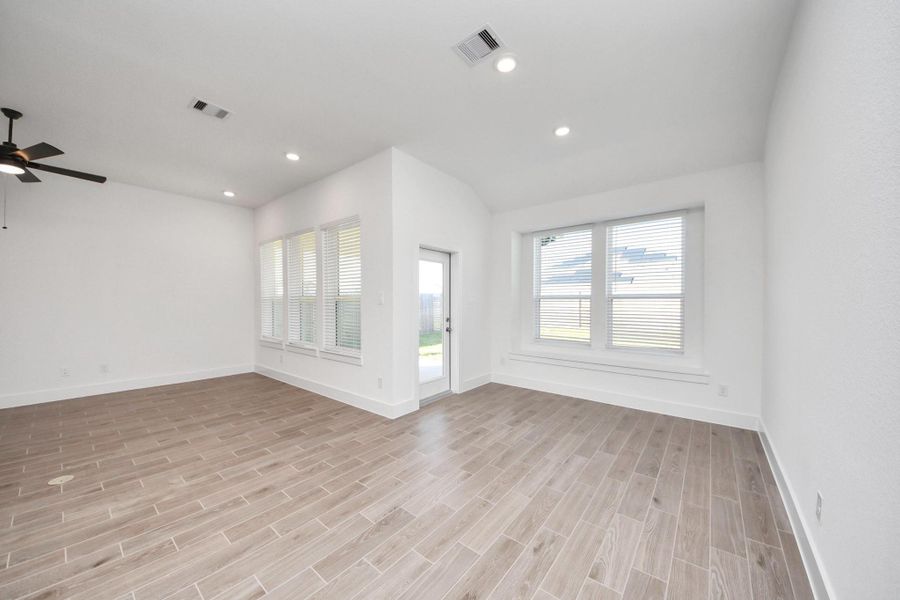 Spacious, unfurnished interior of a new home in Sunterra: Landmark Collection, Katy (Image 20).