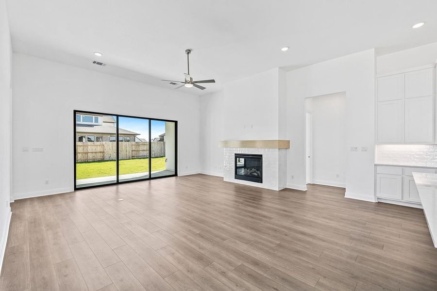 Spacious, unfurnished interior of a new home in Lariat - 70', Liberty Hill (Image 19).