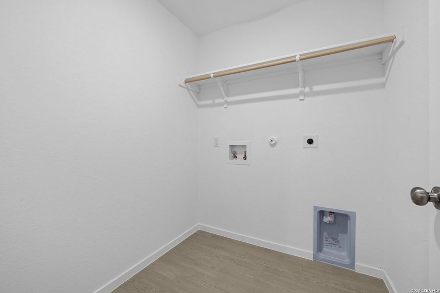 Spacious, unfurnished interior of a new home in Voss Farms, New Braunfels (Image 11).