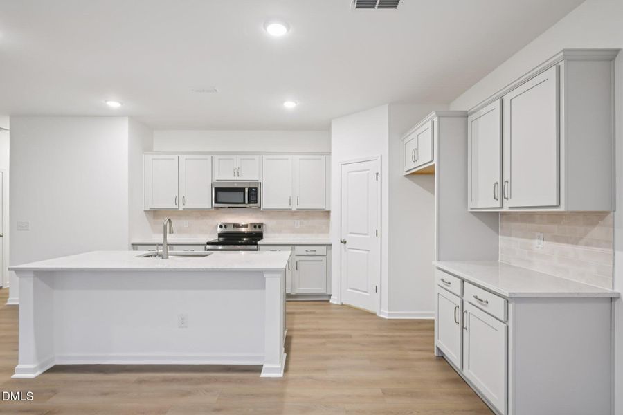 14-web-or-mls-Salers Loop-S1703-014 14-web-or-mls-Salers Loop-S1703-014