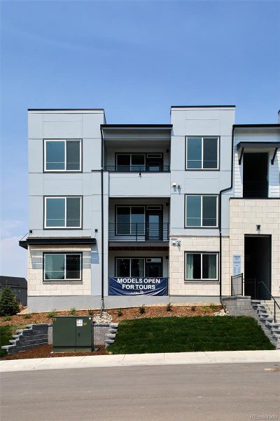 Condo located in Lone Tree, CO showcasing its design and architecture (Image 1).