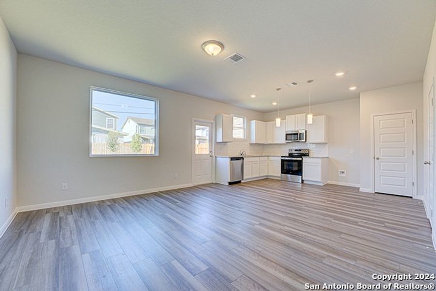 Spacious, unfurnished interior of a new home in Blue Ridge Ranch, San Antonio (Image 19).