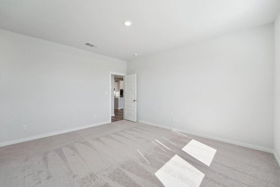 Spacious, unfurnished interior of a new home in Cloverleaf, Austin (Image 8).