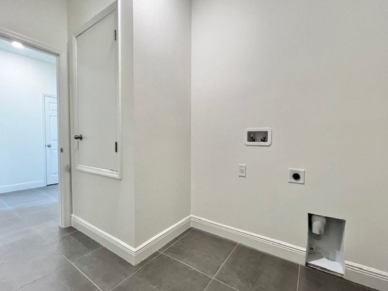 Spacious, unfurnished interior of a new home in Lakes At St Sebastian, Micco (Image 30).