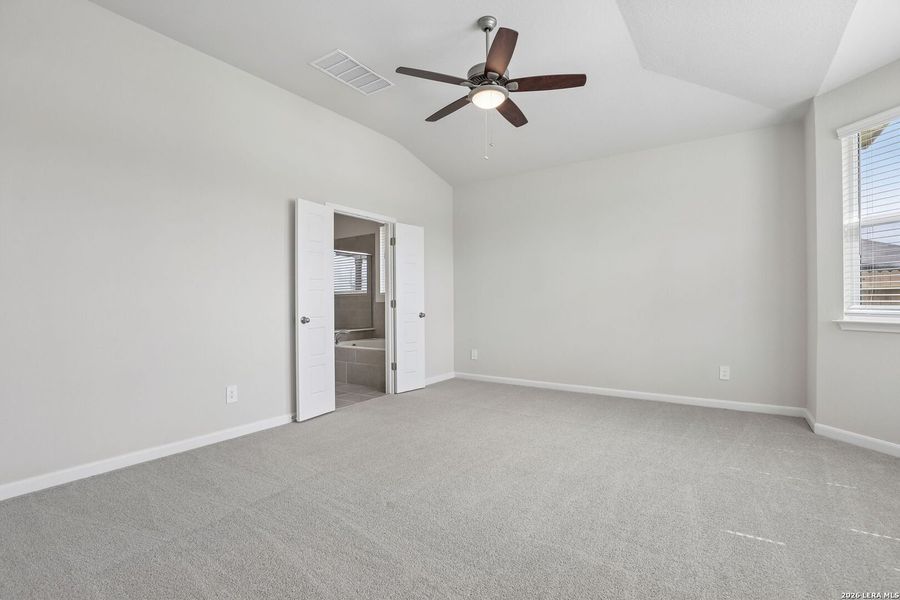 Spacious, unfurnished interior of a new home in Thomas Pond, San Antonio (Image 40).