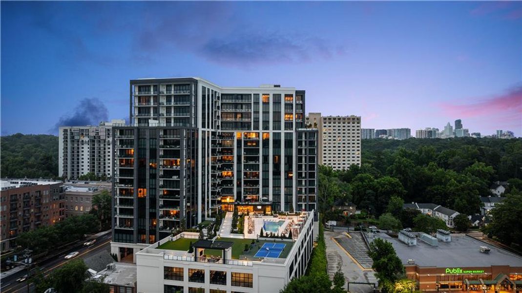 Condo located in Atlanta, GA showcasing its design and architecture (Image 28).