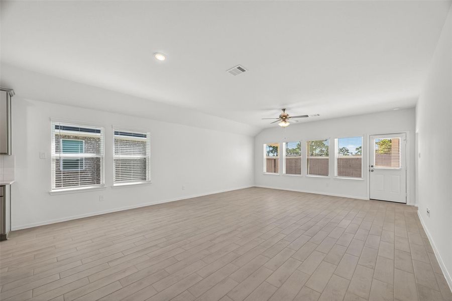 Spacious, unfurnished interior of a new home in Rollingbrook Estates, Baytown (Image 18). Spacious, unfurnished interior of a new home in Rollingbrook Estates, Baytown (Image 18).