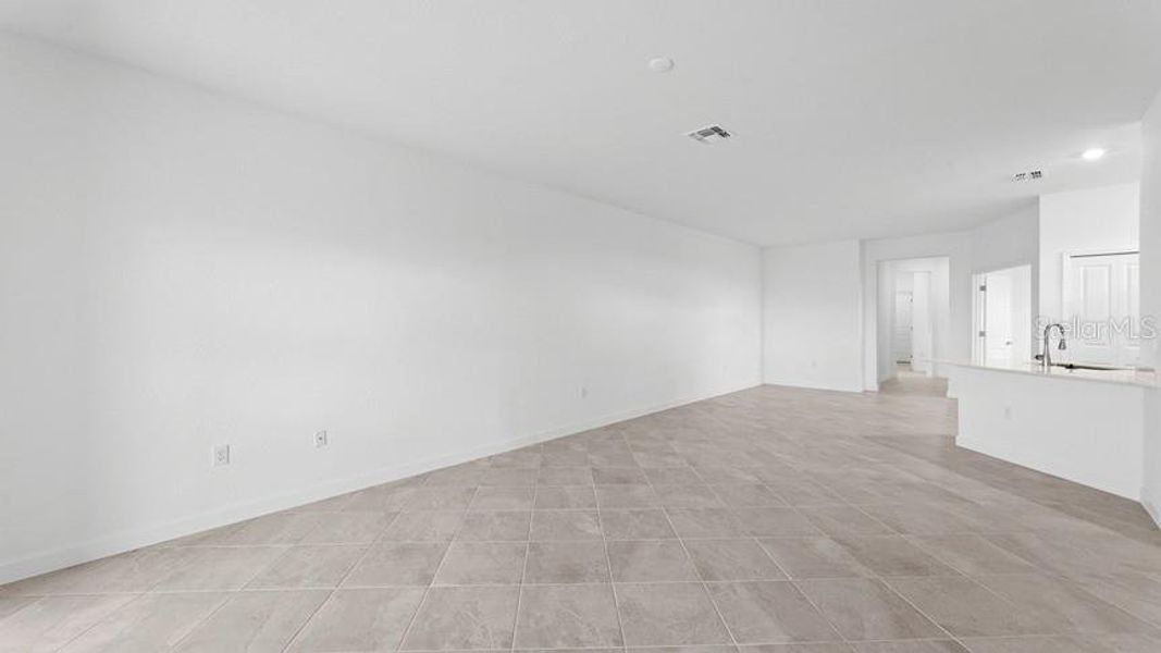 Spacious, unfurnished interior of a new home in Palm Lake at Coco Bay, Englewood (Image 23).