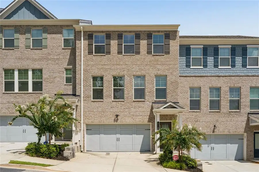 Condo located in Mableton, GA showcasing its design and architecture (Image 3).