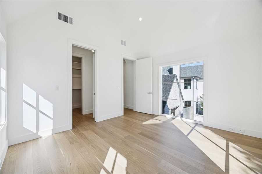 Spacious, unfurnished interior of a new home in , Dallas (Image 38).