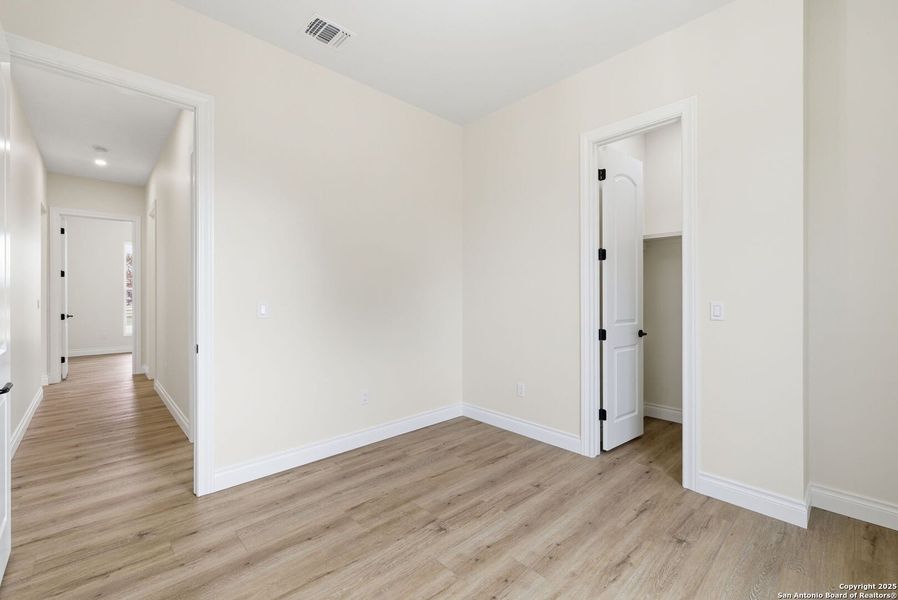 Spacious, unfurnished interior of a new home in , Bandera (Image 23).