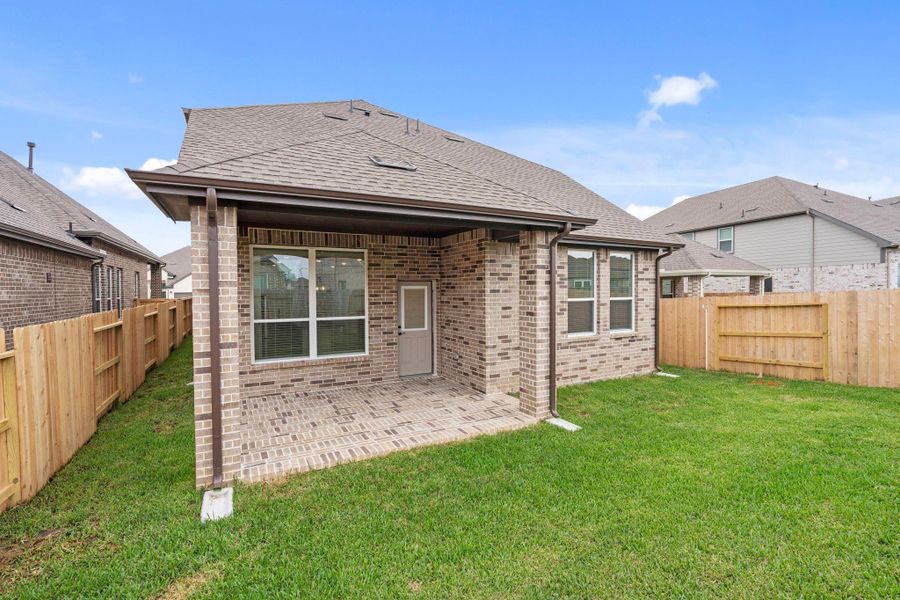 Exterior details and patio area of a home in Wood Leaf Reserve, Tomball (Image 3).