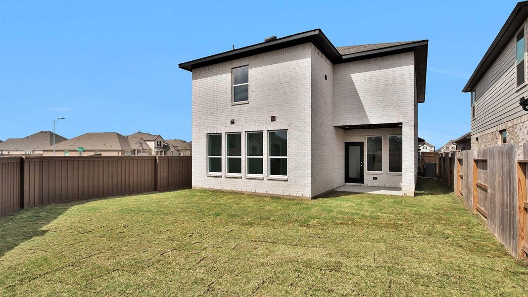 Exterior details and patio area of a home in Brookewater, Rosenberg (Image 3).