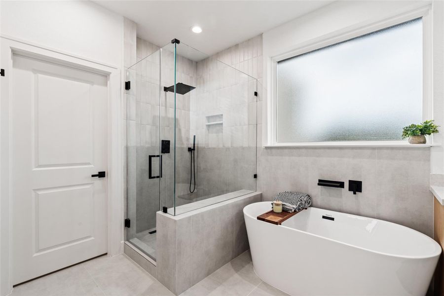 Bathed in daylight, the soakingtub’s placement evokes amoment of calm — an everydayluxury reimagined.