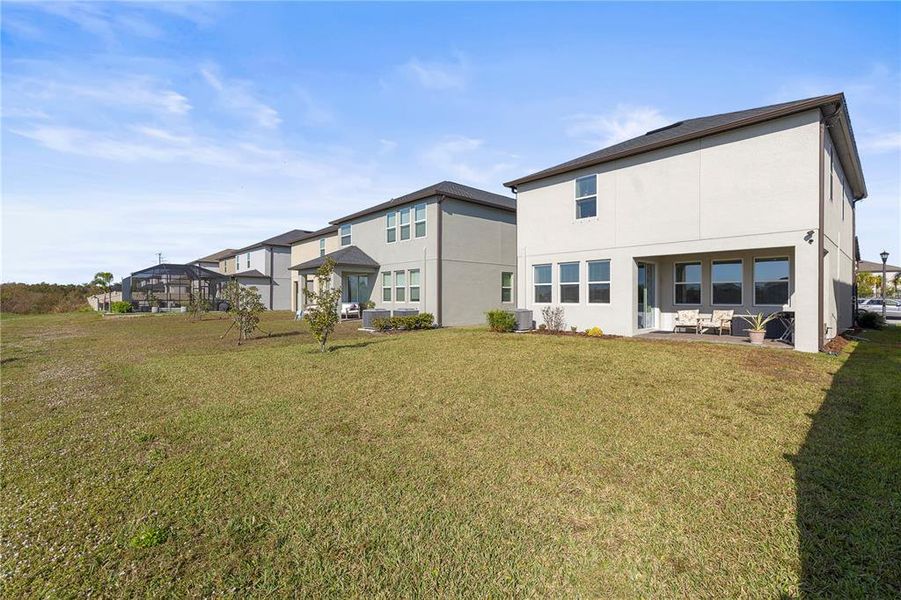 Exterior details and patio area of a home in Bryant Square: The Manors, New Port Richey (Image 32).