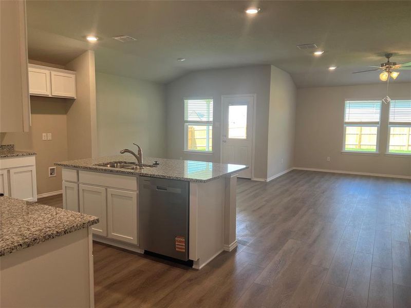 Furnished interior view inside a new home in Park Meadows, Lorena (Image 5).
