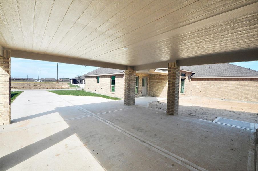 Exterior details and patio area of a home in , League City (Image 4).