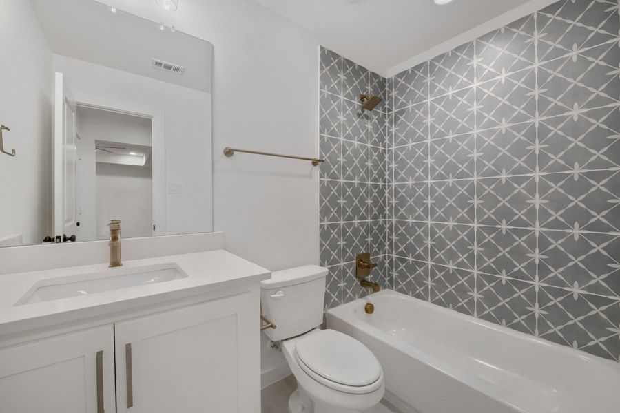 3237 Vaquero - Full Bathroom 3237 Vaquero - Full Bathroom
