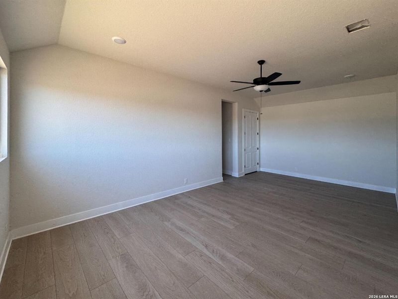 Spacious, unfurnished interior of a new home in Waldsanger, New Braunfels (Image 14).