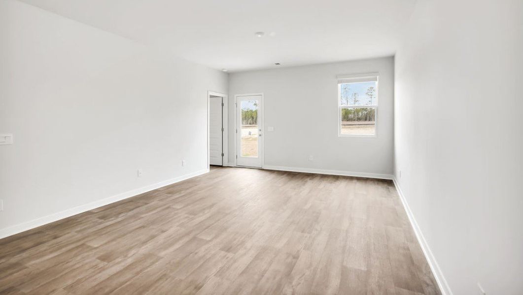 Spacious, unfurnished interior of a new home in Eagle Creek, Bolivia (Image 15).