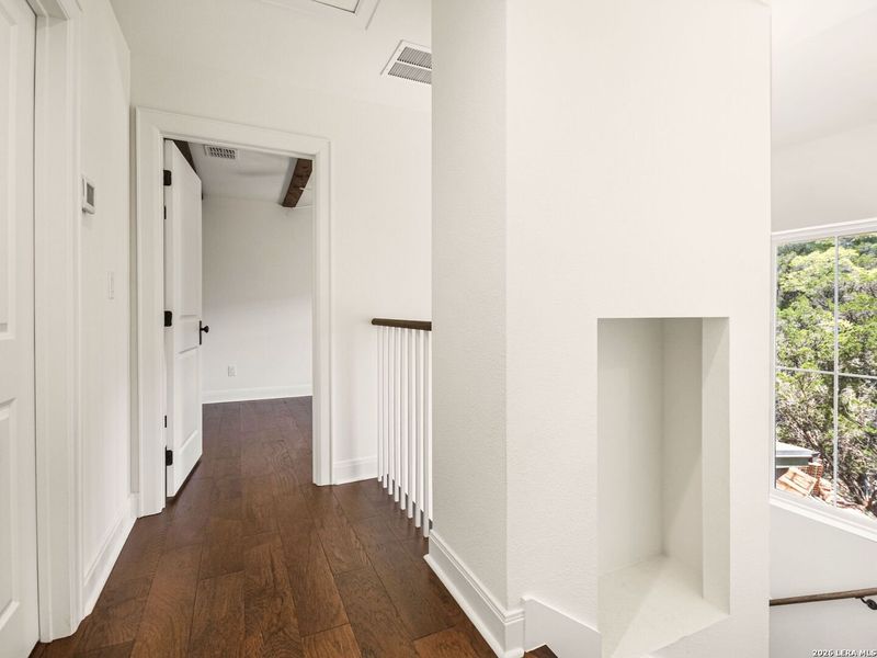 Spacious, unfurnished interior of a new home in , Bandera (Image 21).