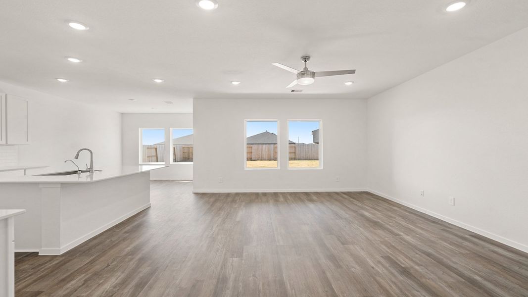 Spacious, unfurnished interior of a new home in Sunterra, Katy (Image 14).