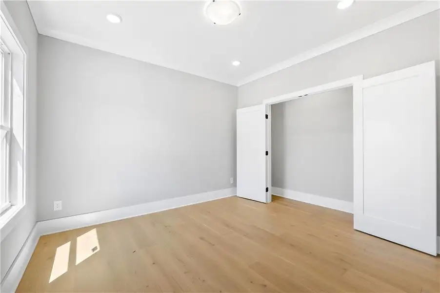 Spacious, unfurnished interior of a new home in , Brookhaven (Image 35).