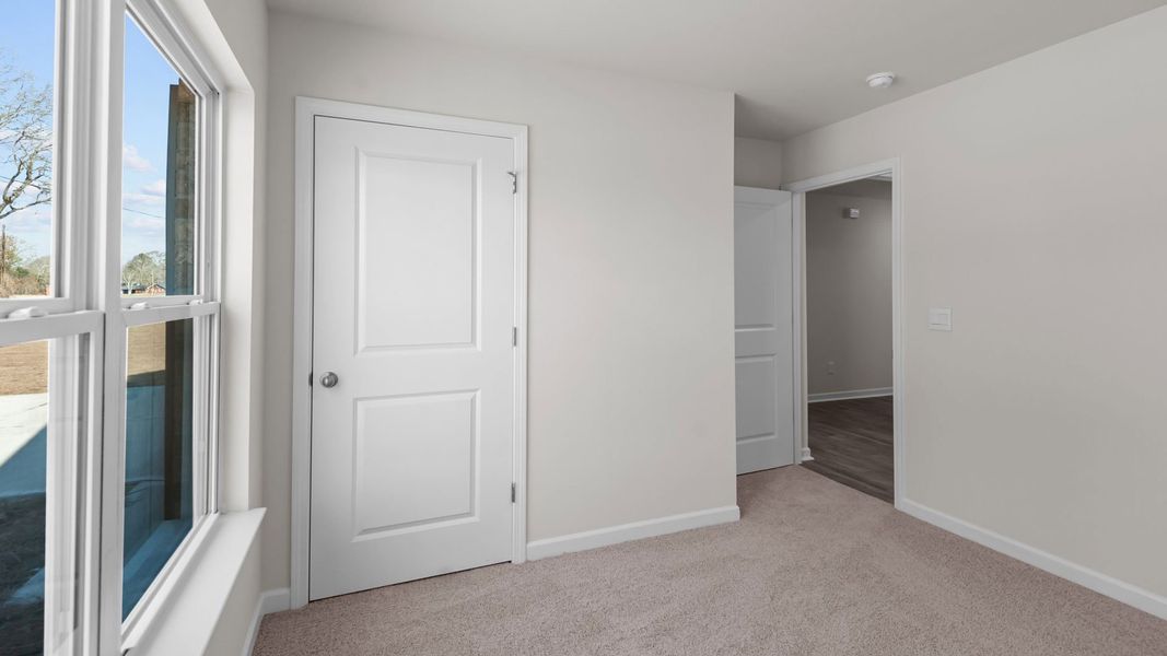 Spacious, unfurnished interior of a new home in Blair Ridge, La Grange (Image 8).