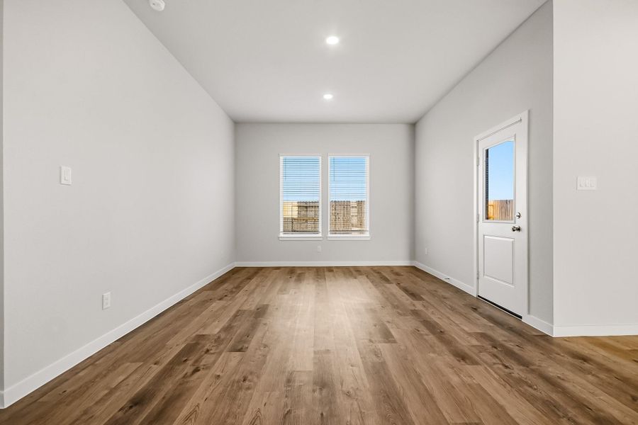 Spacious, unfurnished interior of a new home in Sunterra Lakes, Brookshire (Image 13).