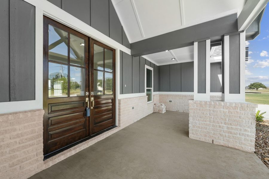 Exterior details and patio area of a home in , Angleton (Image 19).