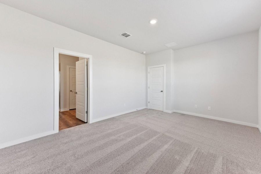 Spacious, unfurnished interior of a new home in Stallion Run, Buda (Image 15).