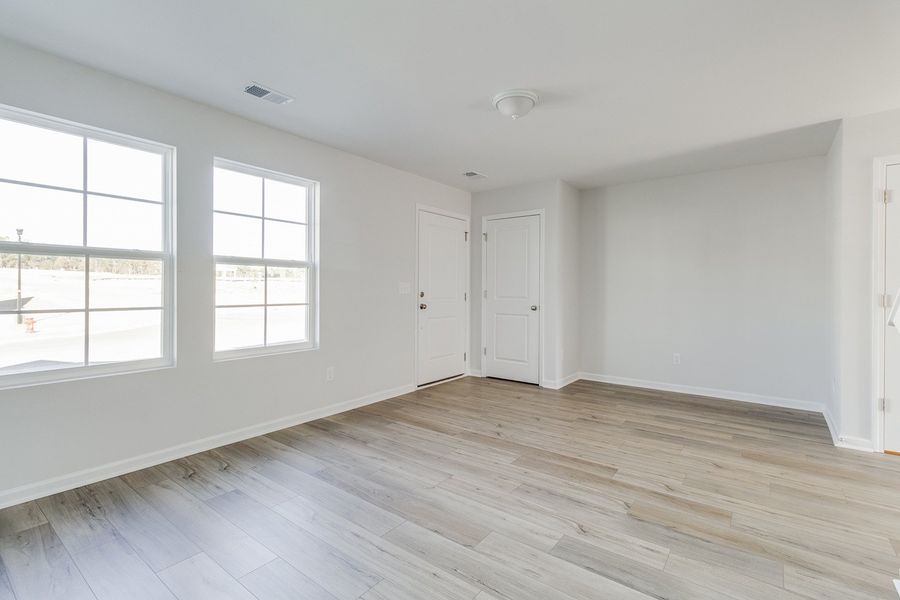 Spacious, unfurnished interior of a new home in Astoria, Columbia (Image 14).
