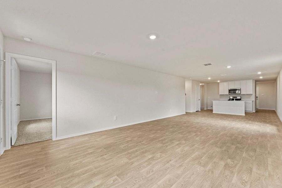 Spacious, unfurnished interior of a new home in Bollinger, Uhland (Image 16).