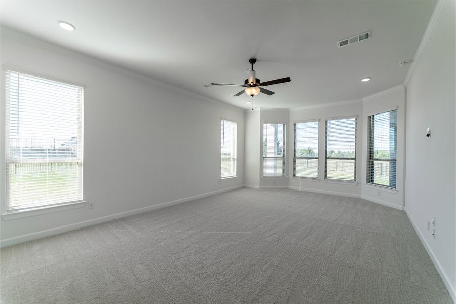 Spacious, unfurnished interior of a new home in Heath Golf & Yacht Club, Heath (Image 56).