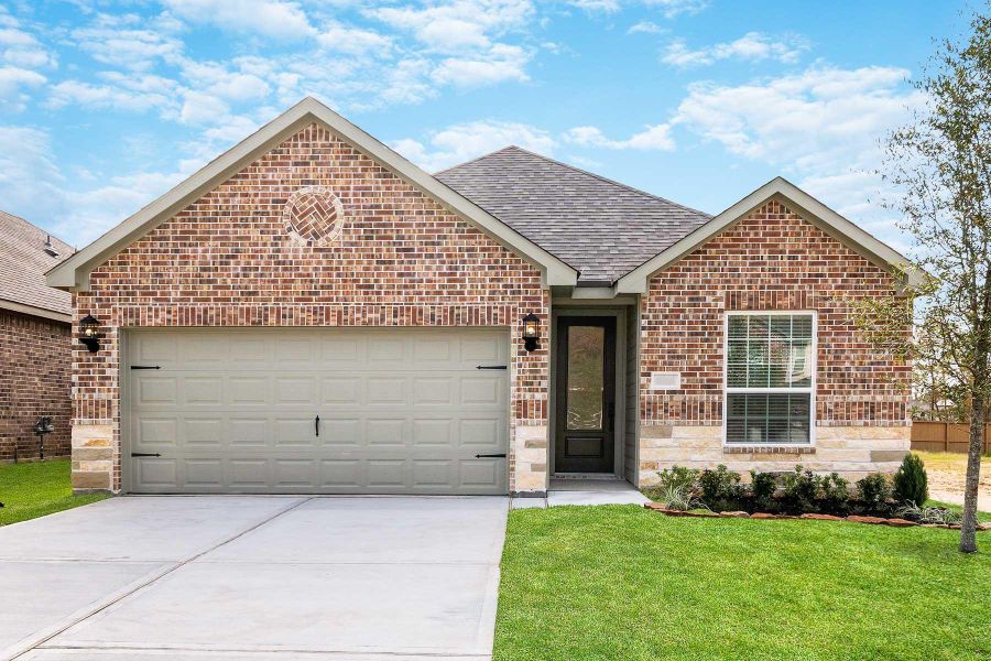 Front exterior of a new home in Wedgewood Forest, Conroe, TX, highlighting curb appeal (Image 1).