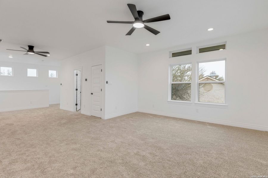 Spacious, unfurnished interior of a new home in , Bandera (Image 25).