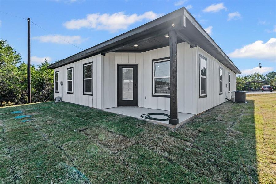 Exterior details and patio area of a home in , Granbury (Image 29).