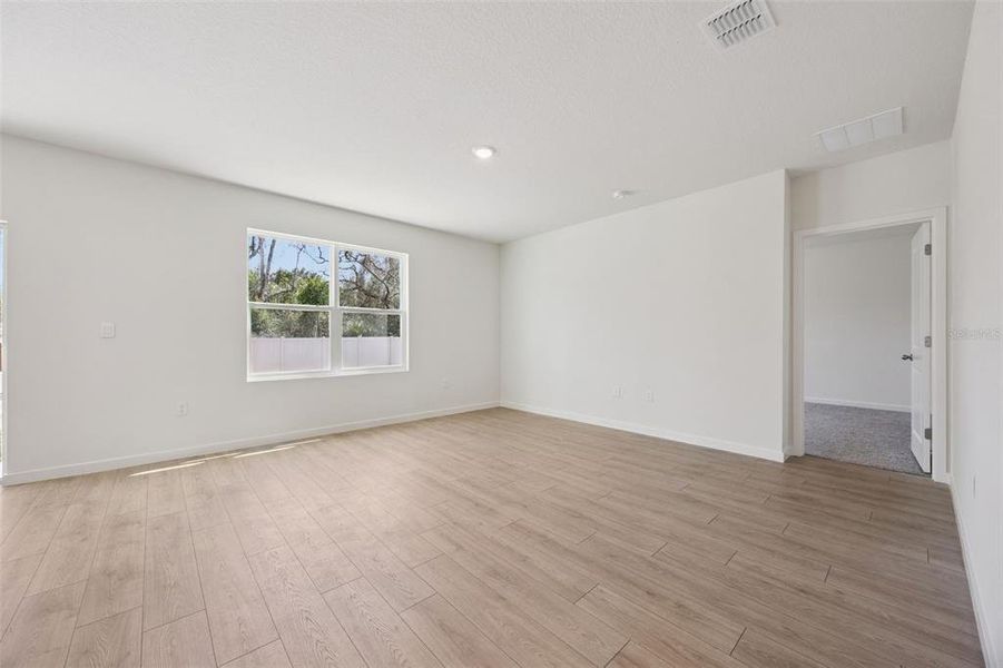 Spacious, unfurnished interior of a new home in Bradbury Estates, Sanford (Image 33).