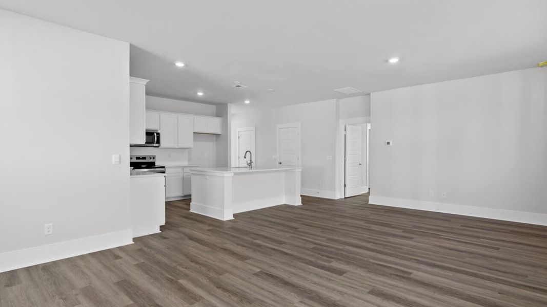 Spacious, unfurnished interior of a new home in Rolling Hills, Bolivia (Image 16).