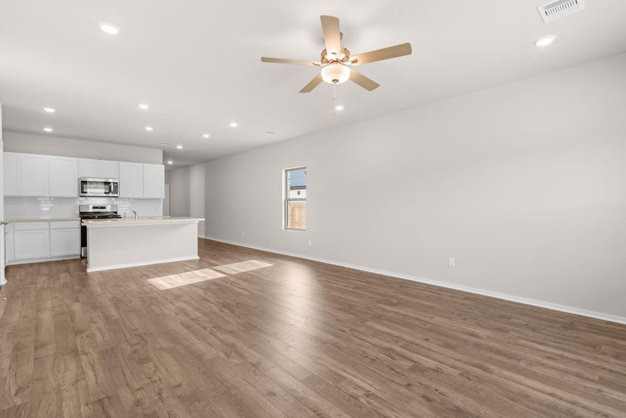 Spacious, unfurnished interior of a new home in Laurel Landing, Alvin (Image 15).