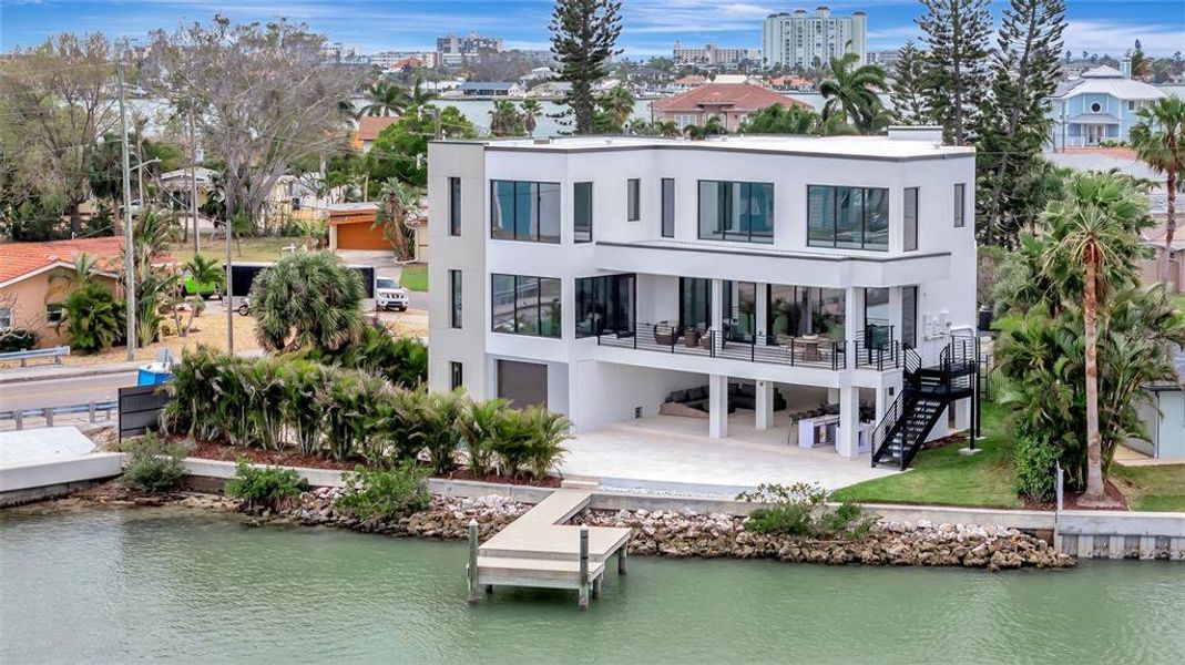 Condo located in St. Petersburg, FL showcasing its design and architecture (Image 6).