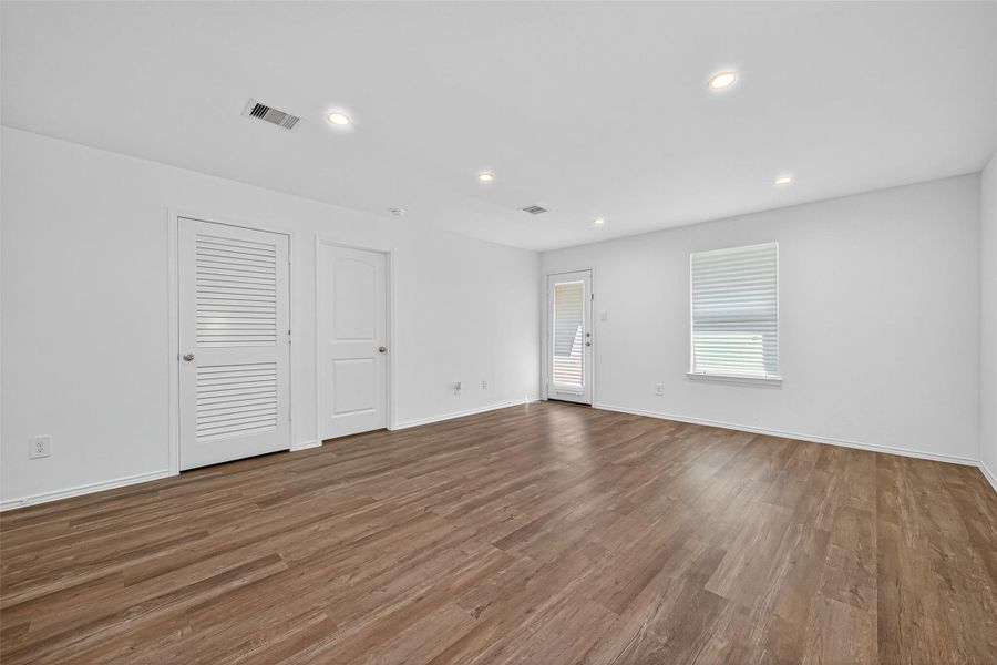 Spacious, unfurnished interior of a new home in Breckenridge Forest, Spring (Image 7).