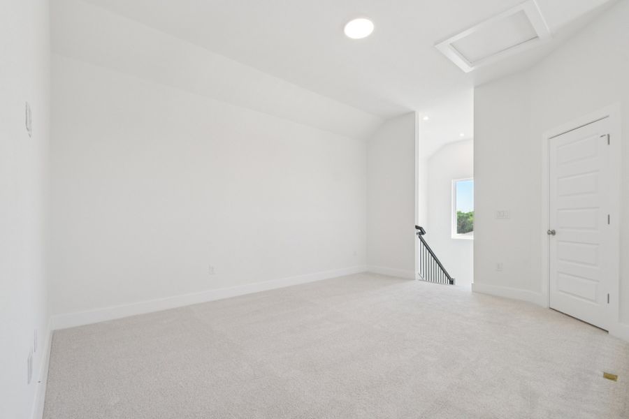 Spacious, unfurnished interior of a new home in Persimmon, Buda (Image 24).