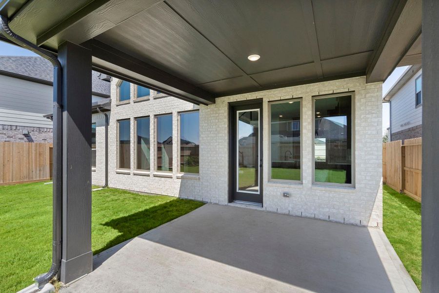 Exterior details and patio area of a home in Cross Creek West 50', Fulshear (Image 3).