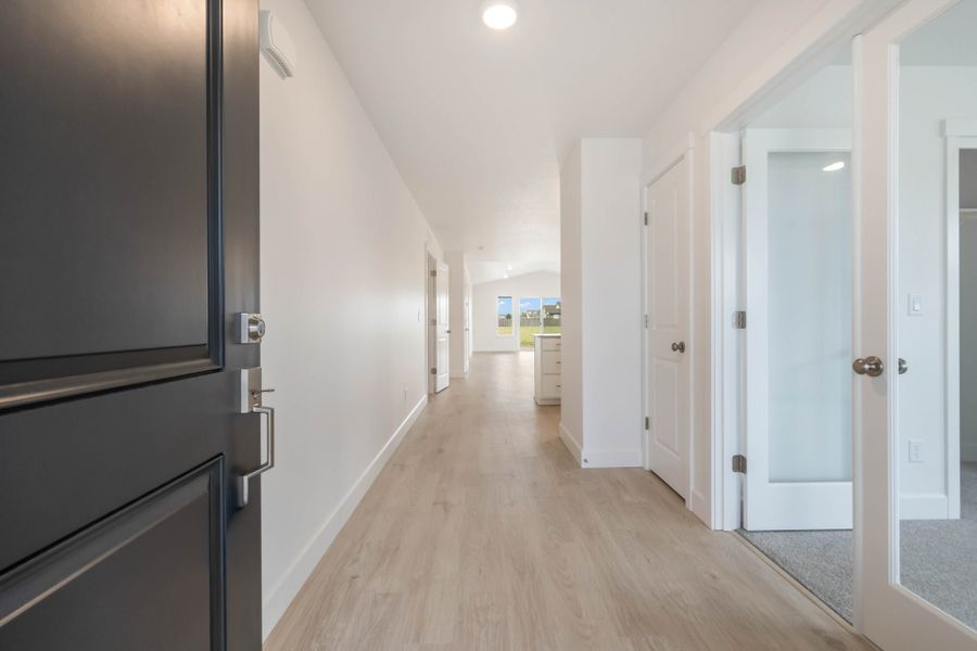 Spacious, unfurnished interior of a new home in Willowbrook, Madras (Image 14).